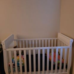 Crib Excellent Condition. Sturdy . Includes Mattress 