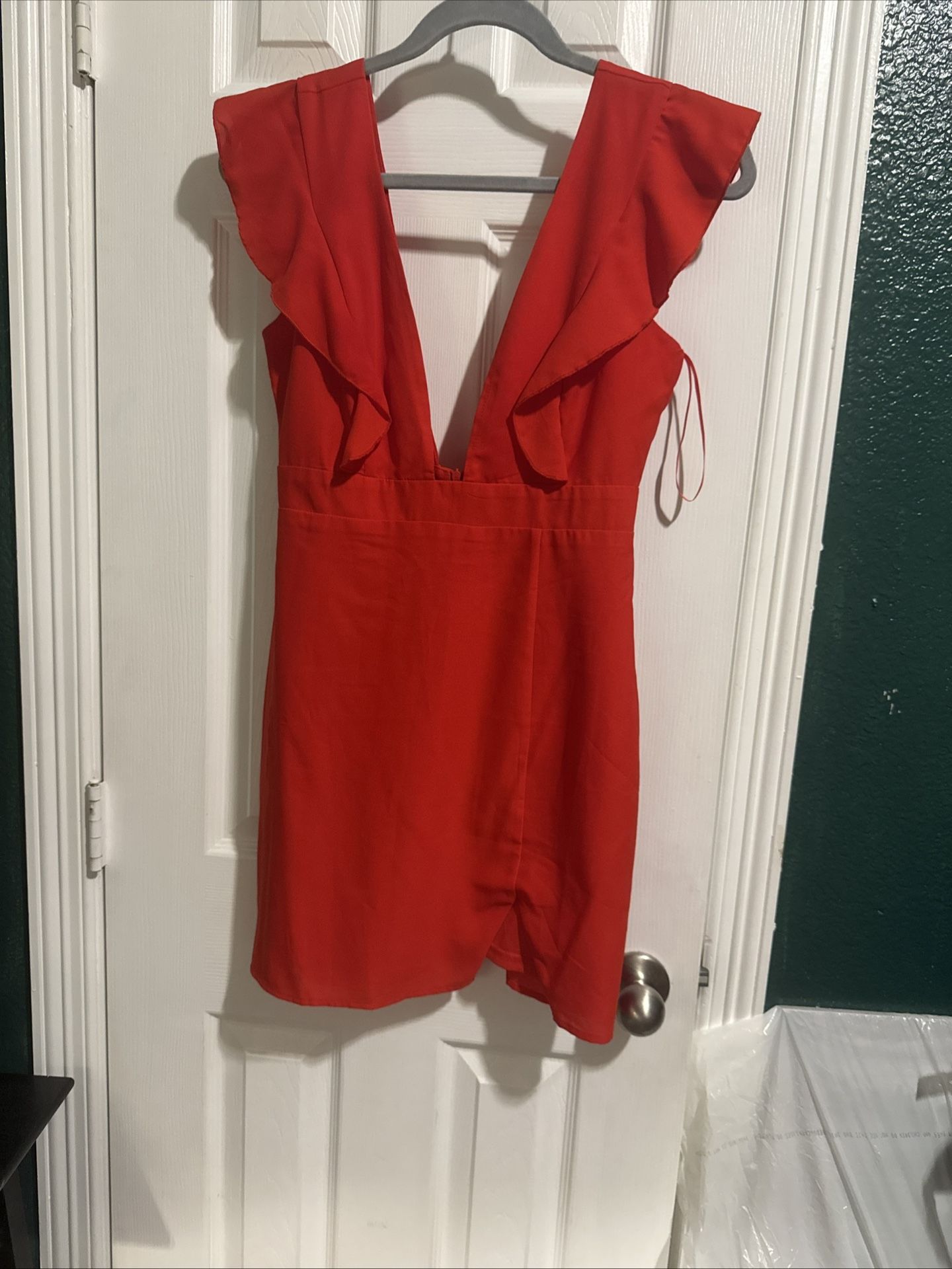 Elegant Red Dress Whit Ruffle Sleeves