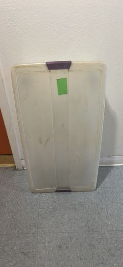 Plastic storage bin with wheels