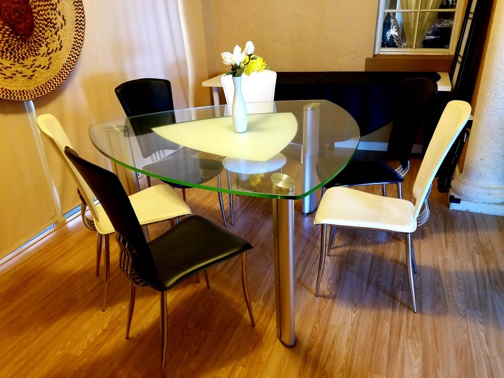 Tracy Triangle Glass Table with six chairs