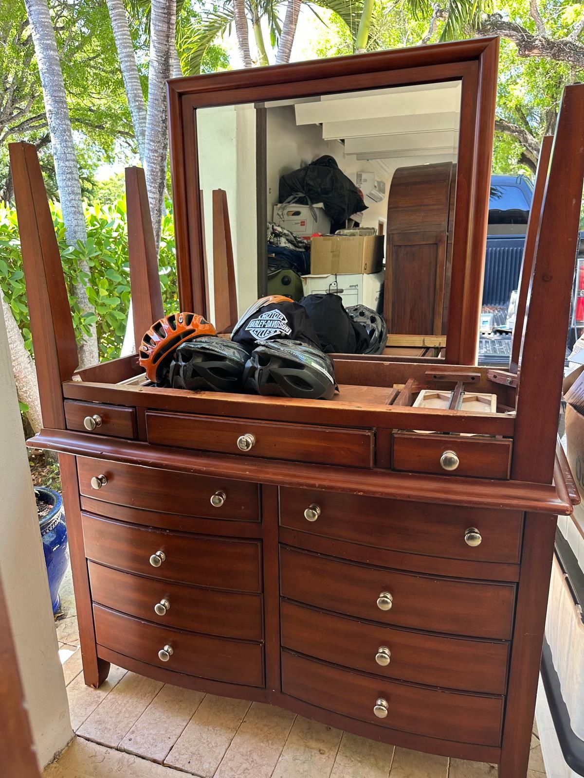 Dresser With Mirror