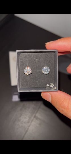 VVS1 Moissanite Stud Earrings