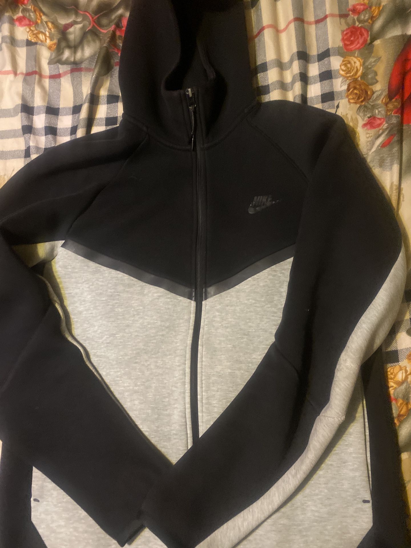 black and grey nike tech