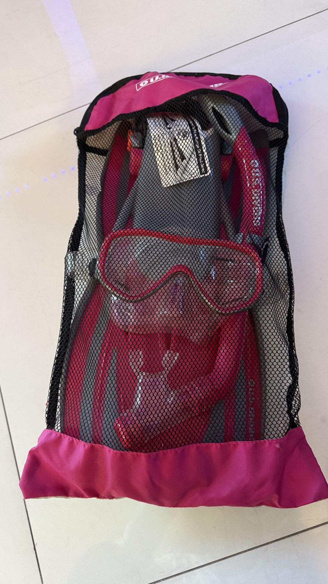 BRAND NEW 3-Piece Snorkeling Set with Mask, Snorkel, and Fins – Includes Mesh Carry Bag (Pink/Grey)