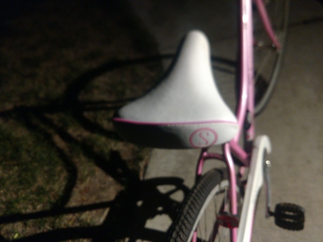 Classic look like new 28" pink woman's Beach cruiser