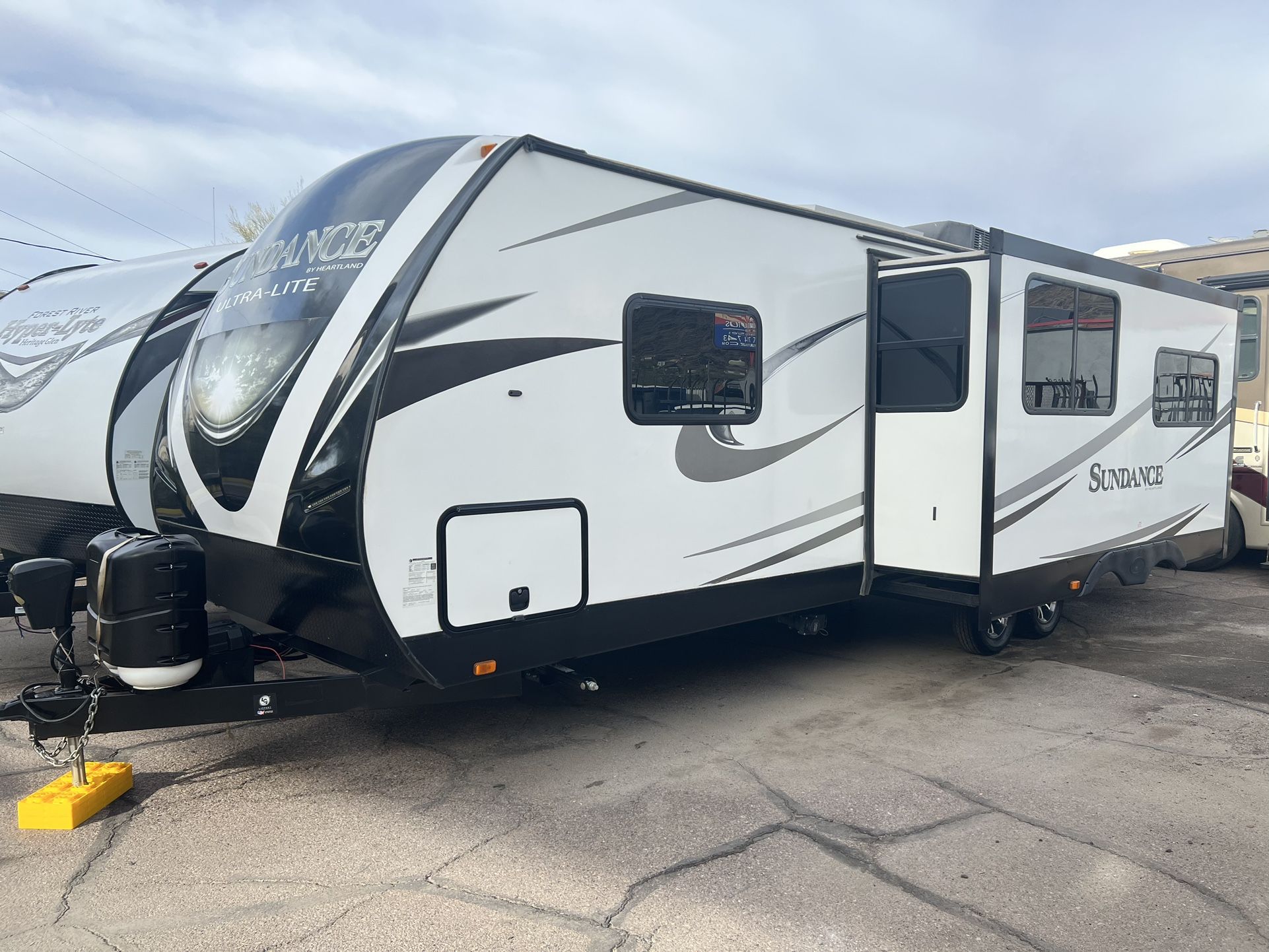 2018 heartland Sundance travel trailer 32ft with a slide out in ...