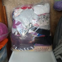 Bolsa De Playeras Y Blusas  Nose Cuántas Piezas Son Toda Por $10 Dollar 
