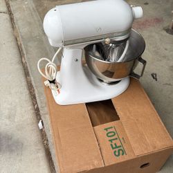 Kitchenaid Mixer Excellent Condition Works Perfect. Whole Attachment Is Included Cash It Classic.
