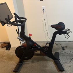Like-New 2024 Peloton Bike 3rd Gen, ~50 Rides, Clarksville