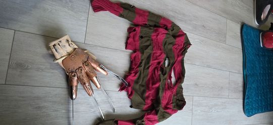 Freddy Krueger sweater Medium