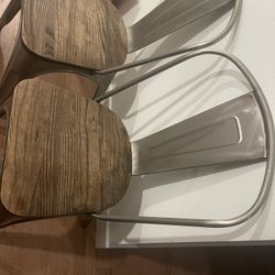 Beautiful And Sturdy Bar Stools In Good Condition 
