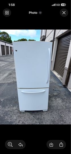 Ge refrigerator good condition everything works fine