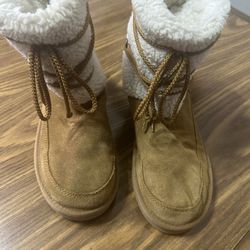 women boots size 7 by ugg good condition 