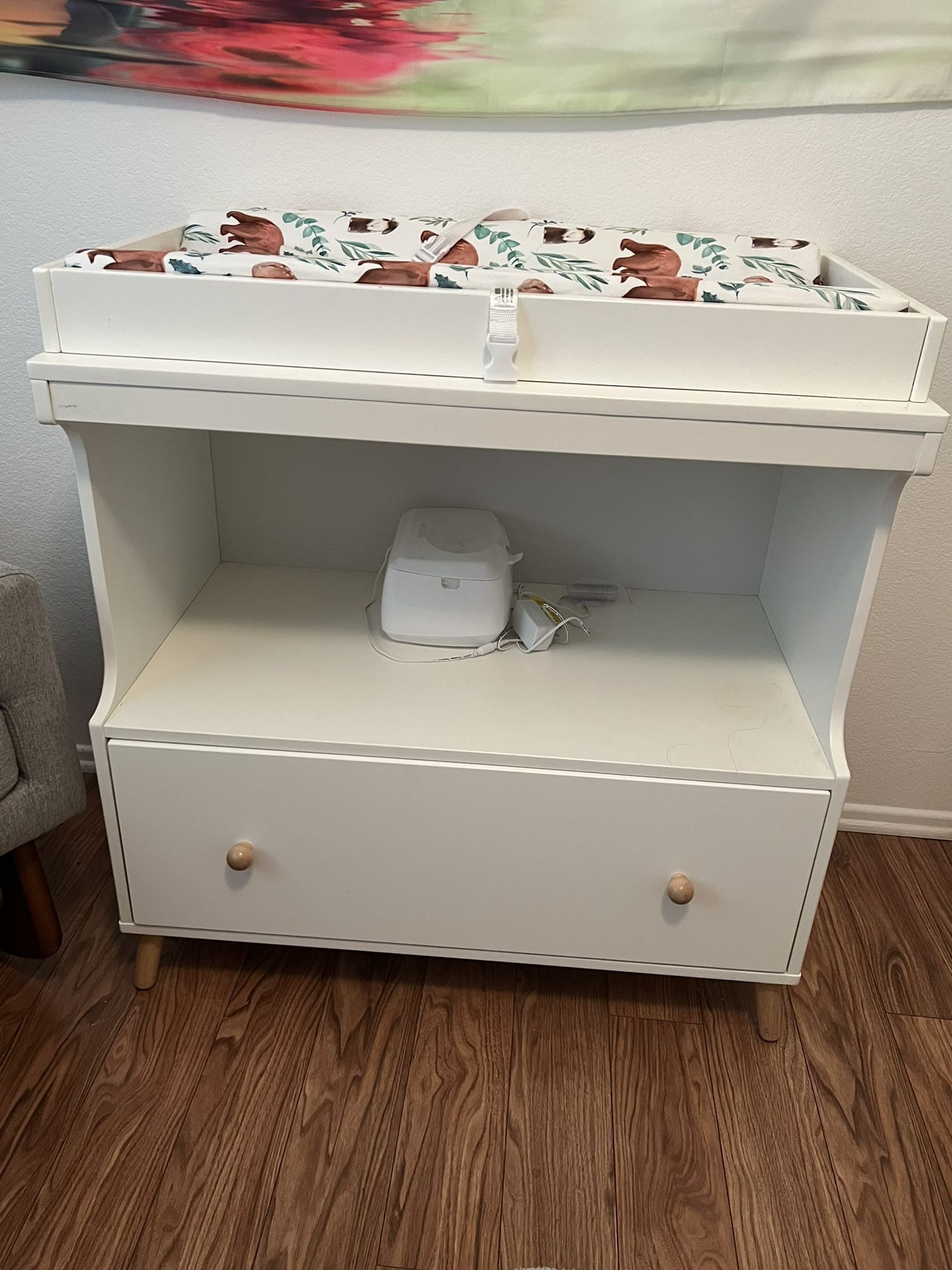 Delta Children Essex Convertible Changing Table with Drawer