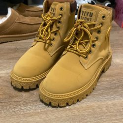 Woman’s Shoes Size 7