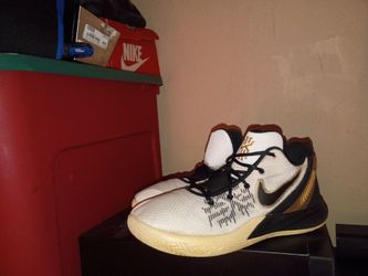 Nike Kyrie Flytrap 2 Basketball Sneakers