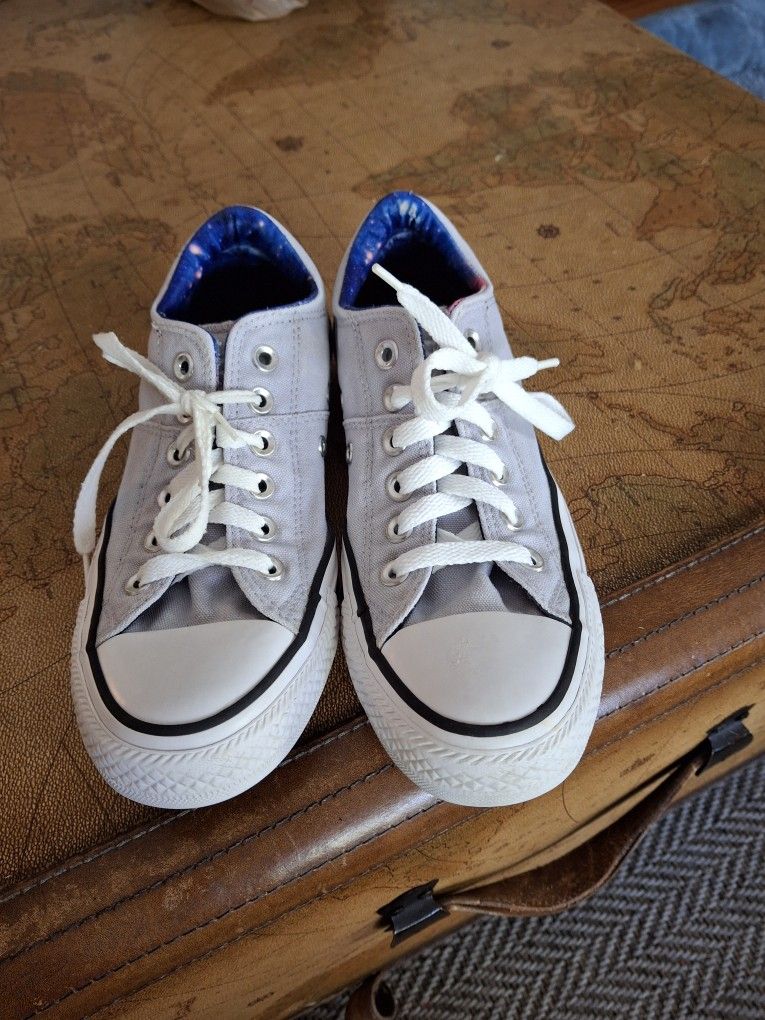 Size 7 Converse Tennis Shoes