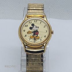 Nice LadiesVINTAGE Disney/ Lorus Disney Mickey Mouse Quartz Wrist Watch 31mm  (V(contact info removed)) New Battery  Nice Flex Speidel Band