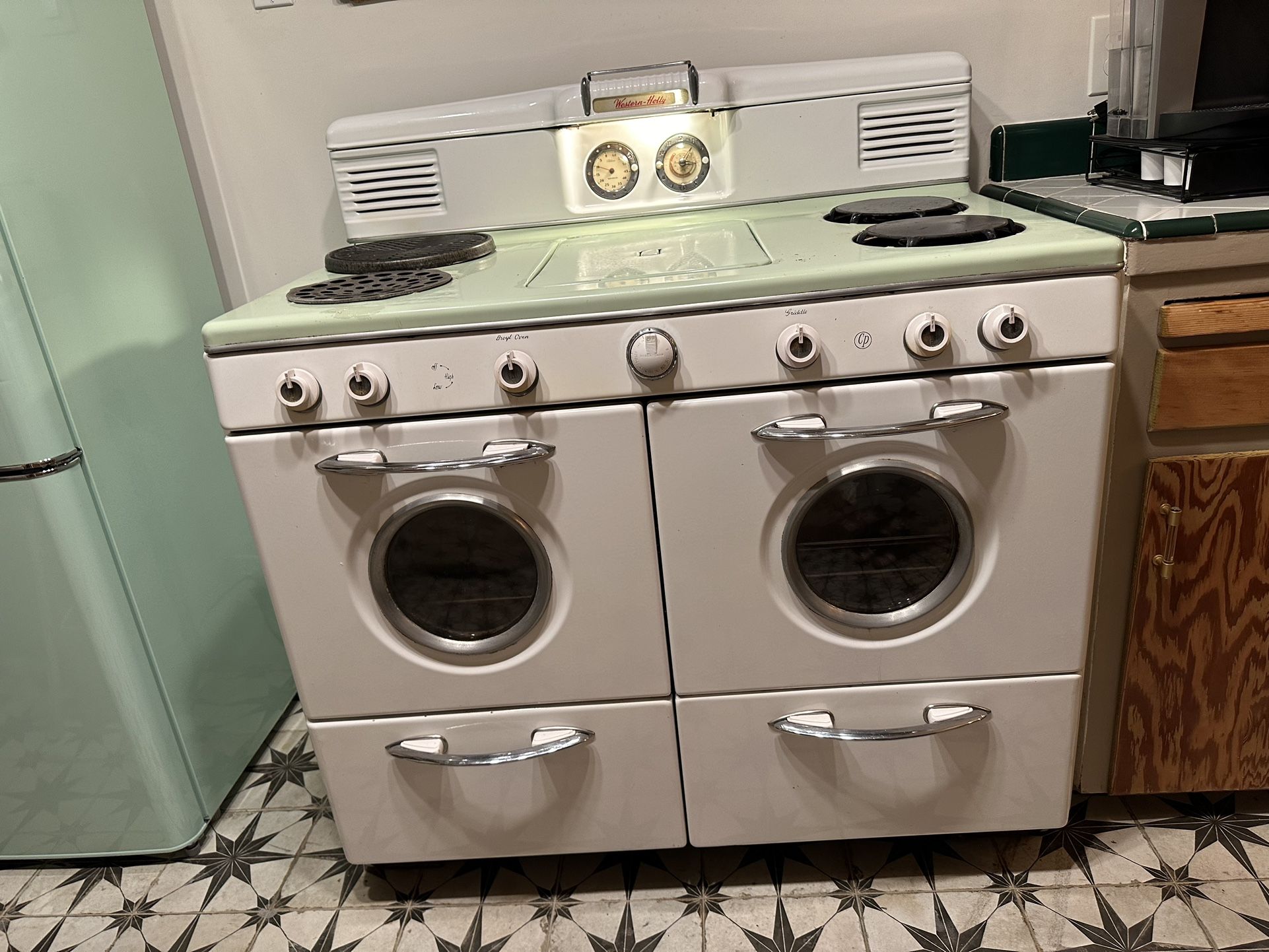 Vintage Retro Western 36” Holly Range Stove Oven Works! Mint Green White Porthole Glass Mid-Century O’Keefe & Merritt