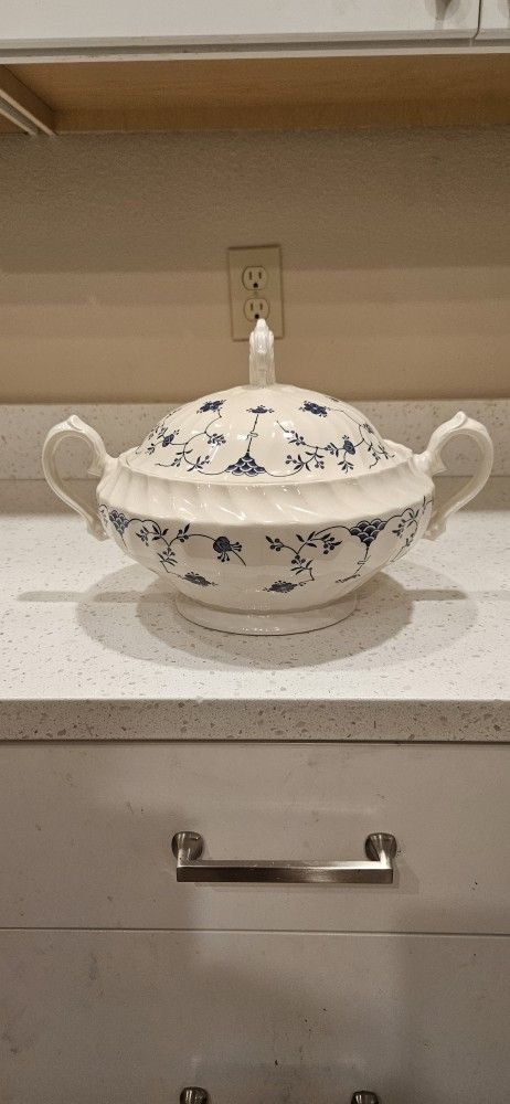 LARGE. CASSEROLE. DISH