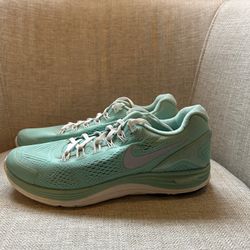Women’s Nike shoe
