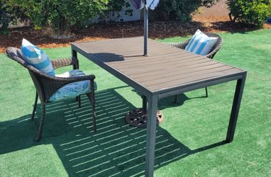 Moving sale - outdoor table including 2 chairs and cushions - $10