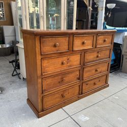 Dresser 