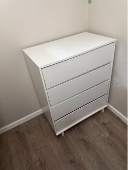 Like New White 4-Drawer Dresser