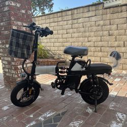 Folding electric bicycle