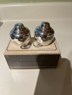 Vintage WM ROGERS Silverplate Salt & Pepper Shakers. No. 864. Made in the USA!