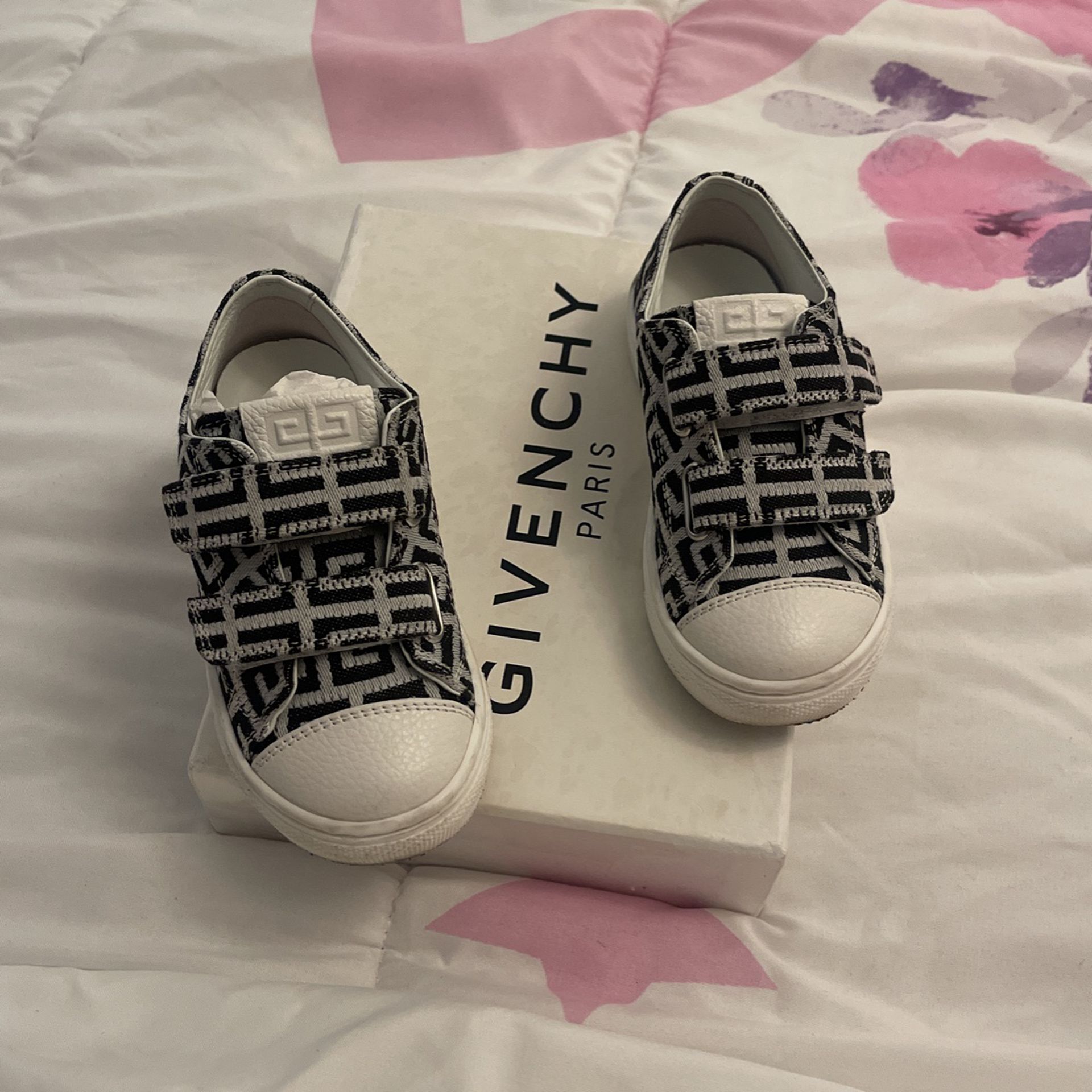 Solskoldning Hurtig rulletrappe Givenchy Sneakers for Sale in Chattanooga, TN - OfferUp