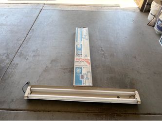 Lifelight Fluorescent light fixtures with bulbs