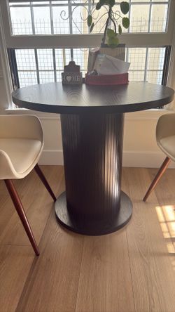 Round black table