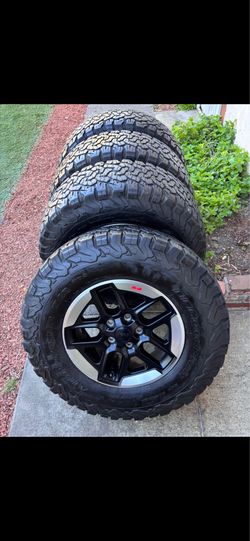 2024 Jeep gladiator wheels and tires set of 4 as is