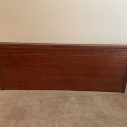 King Size Mountable Head Board In Perfect Condition 