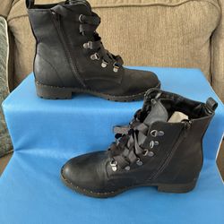 Boots Women’s Size.9. M