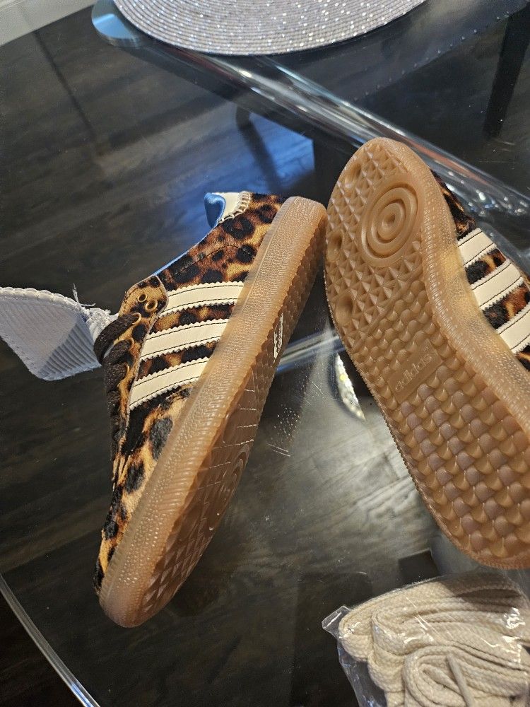 Adida leopard print