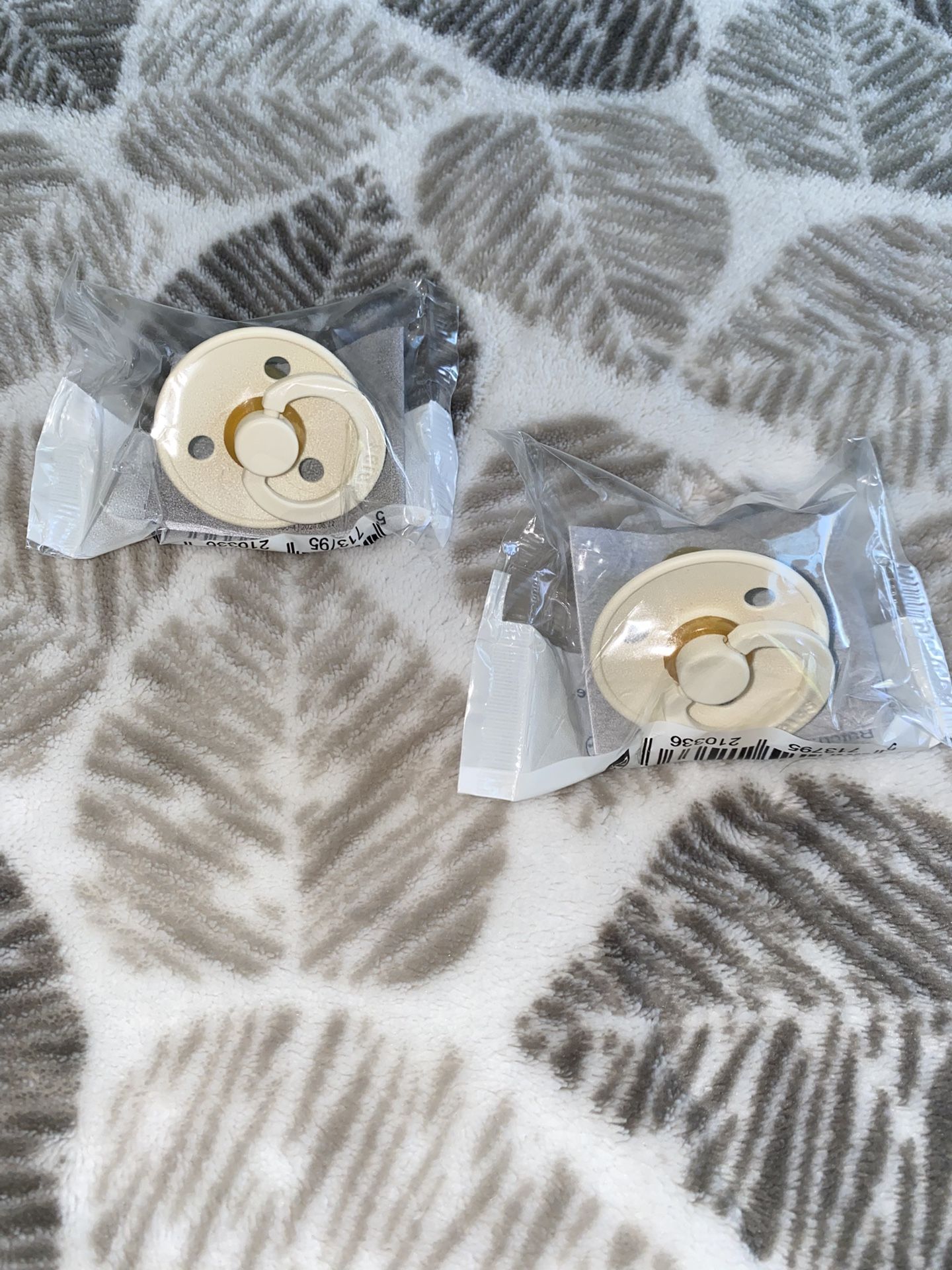 New 2 Pack Bibs Colour Latex Pacifier