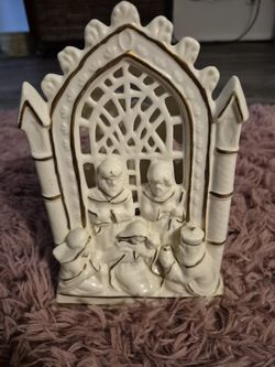 BEAUTIFUL CERAMIC AND GOLD VOTIVE NATIVITY! (VOTIVE CANDLES LIGHT UP THIS GORGEOUS NATIVITY!)
