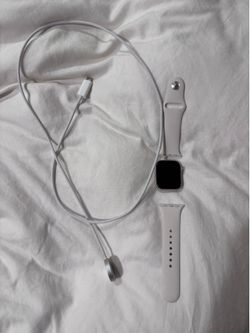 Apple Watch SE 40MM with band and charger