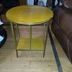 Vintage-Style Round Accent Table With A Painted Floral Design And A Drop-Leaf Mechanism 