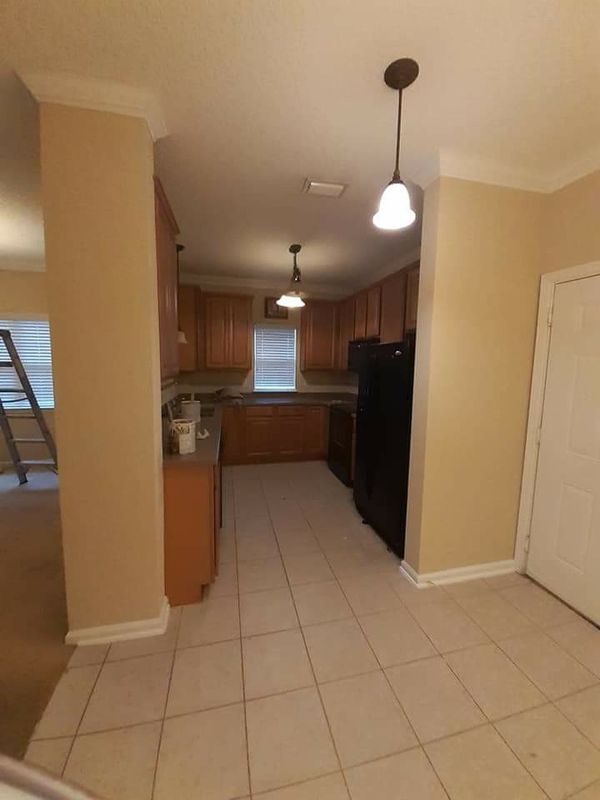 4 new buckets dunn edwards paint= kilim beige color= 45 dlr each for