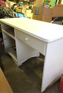 White Wooden Computer Desk