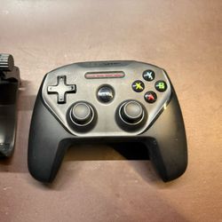 SteelSeries Nimbus iOS iPhone Wireless Gaming Controller + Phone Holder