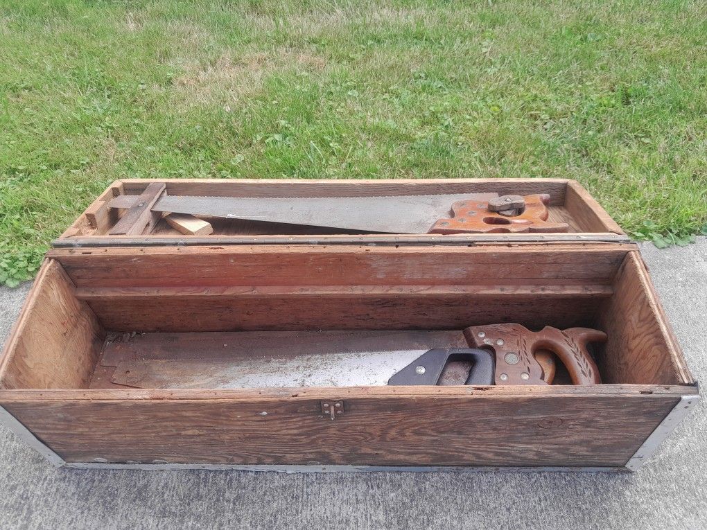 Vintage Saw Tool Box w/ Saws
