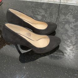 Ladies Black Suede  Nine West High Heels Size 8M. New. No Box. Platform. Comfort