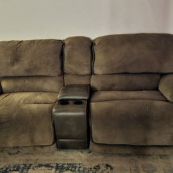 Couch With Electric Reclining Chairs and Center Charging Sections