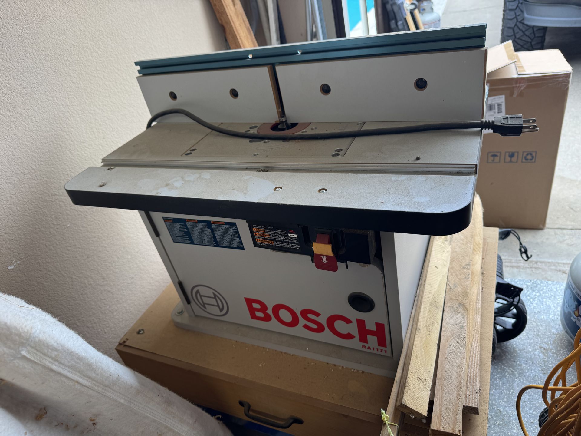 Boscj Router Table Bosch Router table with router for Sale in Frisco, TX - OfferUp