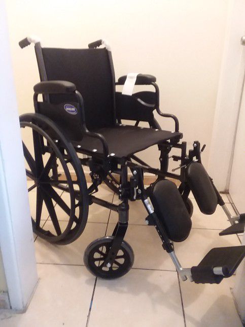 INVACARE TRACER XS5 WHEELCHAIR 18" WIDTH WITH ELEVATING LEGREST. 