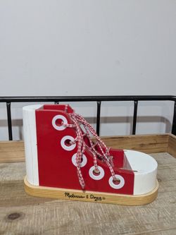 Wooden lacing shoe